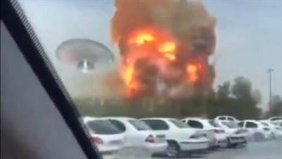لحظة وقوع انفجار ضخم في إيران، وظهور الدخان الأحمر ينبئ بكارثة (فيديو) 