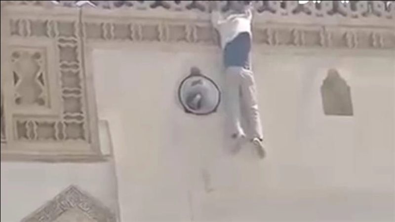 محاولة شاب القفز