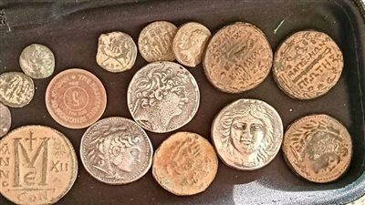 جمارك مطار شرم الشيخ الدولي تضبط محاولة تهريب عدد من العملات الأثرية