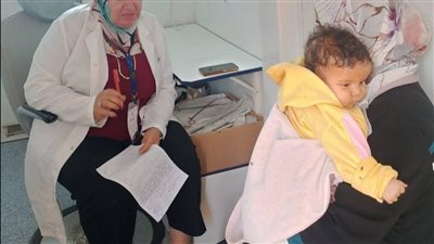 وكيل صحة الإسماعيلية تتفقد القافلة الطبية بقرية المنشية بالقنطرة غرب (صور)