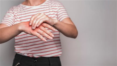 طرق علاج الوخز والتنميل في اليدين والقدمين