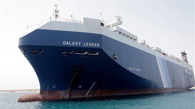 3 غارات أمريكية تستهدف السفينة الإسرائيلية المحتجزة في اليمن