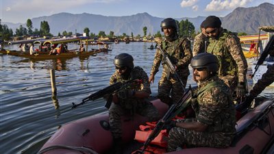 الشرطة الهندية تعتقل 175 شخصا على الأقل بحثا عن منفذي هجوم كشمير