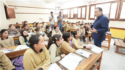 محافظ أسيوط يتفقد مدرسة طارق بن زياد الإبتدائية لمتابعة سير العمل (صور) 