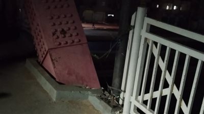 حي المنتزة بالاسكندرية يعيد تركيب حديد بديل عن المسروق من كوبري العوائد (صور)