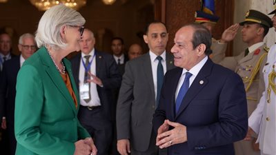 السيسي يستقبل الحاكم العام لكومنولث أستراليا.. يؤكدان أهمية تعزيز التعاون الاقتصادي والتجاري والاستثماري بين البلدين.. والرئيس يشدد على توطين الصناعات وتعزيز قدرتها الإنتاجية