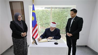 وكيل الأزهر يقدم واجب العزاء في رئيس وزراء ماليزيا 