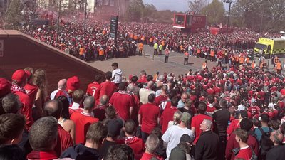 بالألعاب النارية والغناء، استقبال تاريخي للاعبي ليفربول قبل انطلاق مباراة التتويج (فيديو)