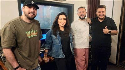 لطيفة في الاستديو لتسجيل أغنية من ألبومها الجديد بتوقيع محمود عليمً