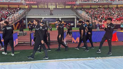 لاعبو منتخب مصر يتفقدون ملعب استاد القاهرة قبل مواجهة جنوب إفريقيا