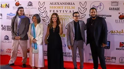 محمود حميدة وبشرى وشيري عادل على السجادة الحمراء بمهرجان الإسكندرية للفيلم القصير(صور)