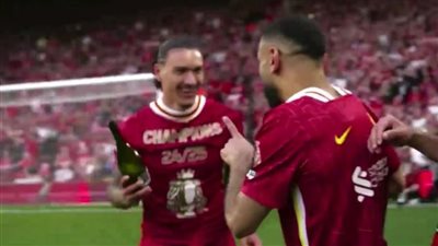 محمد صلاح يرفض الاحتفال مع نونيز بسبب زجاجة 