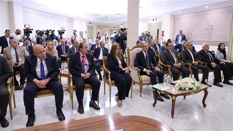 وزير الاتصالات خلال