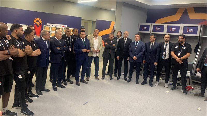 وزير الرياضة مع منتخب