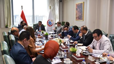 عبد الغفار يناقش خطة التطبيق التدريجي لمنظومة التأمين الصحي الشامل 