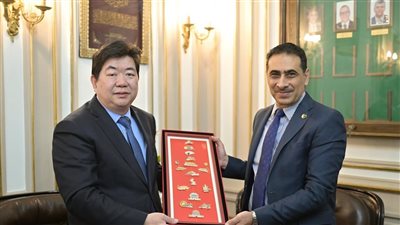  نائب رئيس جامعة القاهرة يستقبل نائب عمدة مدينة بكين الصينية لبحث تعزيز التعاون المشترك