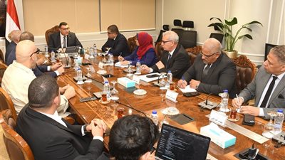 وزير الإسكان يبحث مع مسئولي منصة مصر العقارية فرص التعاون في التحول الرقمي