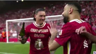 سكب الخمر على رأس محمد صلاح تثير غضب الجماهير، والنشطاء: فخر العرب متساهل (فيديو) 