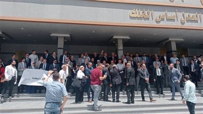 محامو شمال القاهرة ينظمون وقفة صامتة ضد زيادة الرسوم القضائية 