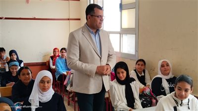 مدير تعليم دمياط يتفقد امتحانات أبريل بكفر البطيخ ويشدد على الانضباط والحضور