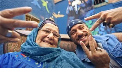 أم هالة بطلة فيديو كليب أحمد مكي.. ابتسامتها العريضة جذبت قلوب المشاهدين.. وهذه قصة حياتها في الدرب الأحمر (فيديو)