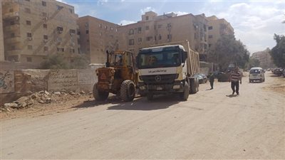 محافظة الجيزة تكثف حملات النظافة بحدائق الأهرام 