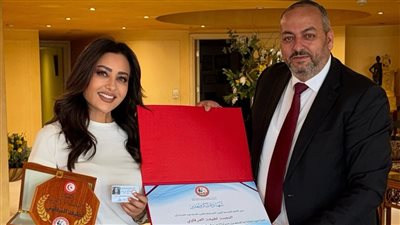 نقيب الموسيقيين التونسي يكرم المطربة لطيفة خلال زيارته القاهرة 