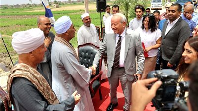  ساويرس يلتقي أصحاب 200 منزل بقرى الدير بسوهاج بعد إعادة تطويرها وتأهليها (صور)