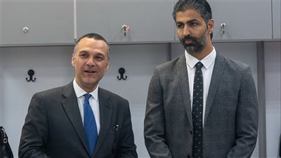 السفير المصري في ليبيا يدعم رجال طائرة الأهلي قبل مباراة الترجي