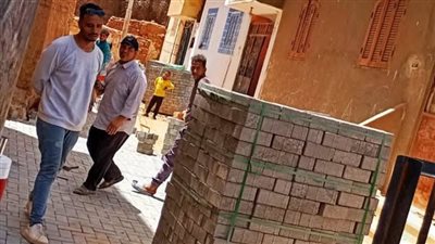 بدء المرحلة الثانية لتغطية أحياء موط القديمة في الوادي الجديد بالإنترلوك