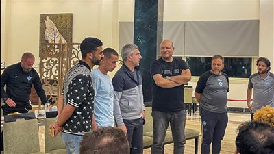 وليد خليل يجتمع بالجهاز الفني ولاعبي غزل المحلة لتحفيزهم استعدادا لمواجهة إنبي