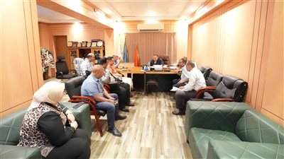 محافظ أسيوط يوجه بإصلاح 120 سريرا و60 كرسيا متحركا والاستفادة من 30 طن رواكد خشبية