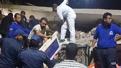 لضيق الشوارع، البحث يدويا عن ضحايا أسفل عقار أسيوط المنهار لحين إدخال المعدات الثقيلة (فيديو)