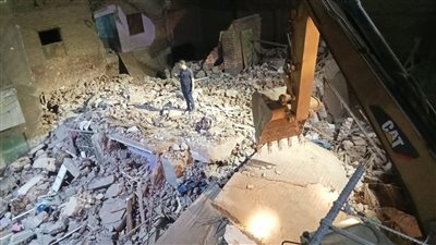 وصول المعدات الثقيلة والكباشات للبحث عن مفقودين أسفل أنقاض عقار أسيوط المنهار (فيديو) 