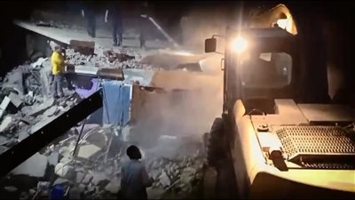 جهود مكثفة للبحث عن طفلة مفقودة أسفل أنقاض عقار أسيوط المنهار (فيديو) 