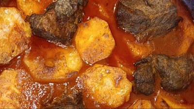 طريقة عمل صينية البطاطس باللحمة في الفرن لغداء سريع 