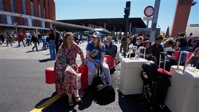 ازدحام في محطات القطار بإسبانيا بعد عودة الكهرباء