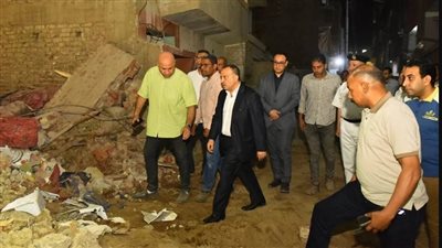 محافظ أسيوط يتفقد موقع المنزل المنهار ويشدد على مواصلة البحث عن الطفلة (فيديو وصور)