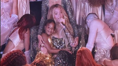 رومي كارتر تسرق الأضواء من بيونسيه في ليلة افتتاح جولتها الغنائية (فيديو)