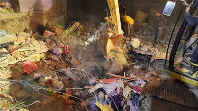 بعد 5 ساعات من البحث الشاق، انتشال جثة طفلة وإصابة 7 آخرين في انهيار عقار أسيوط، وقرارات عاجلة من المحافظ (صور) 