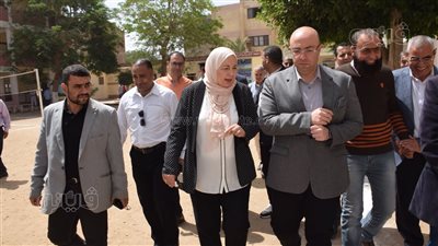 ماذا فعل محافظ بني سويف مع مدير مدرسة بعدما فوجئ بهروب التلاميذ عبر السور؟