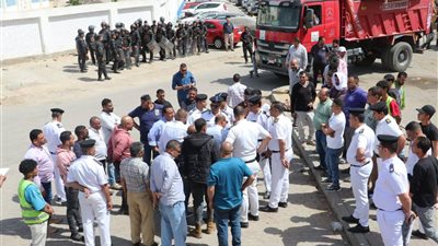 حملة أمنية لضبط المخالفات بشارع الأخبار في 6 أكتوبر