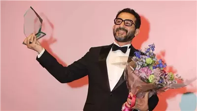 آخرهم منى زكي، أحمد حلمي يهدي تكريمه بمهرجان مالمو إلى 4 نساء (فيديو)