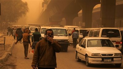 ابتعدوا عن الأشجار ولوحات الإعلانات، تحذيرات الأرصاد لمواجهة العاصفة الترابية 