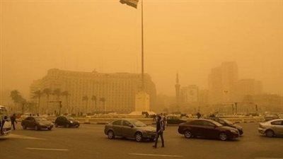 المصريون يستقبلون العاصفة بالخوف والدعاء، وتعيد للنشطاء ذكريات واقعة «يوم القيامة»