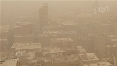 العاصفة الترابية تصل المنيا وغيوم تسود سماء عروس الصعيد (فيديو)