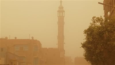 العاصفة الترابية تصل أسيوط وتحجب الرؤية على الطرق (فيديو) 