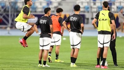 منتخب الشباب يجري عملية الإحماء قبل انطلاق مباراته أمام سيراليون (صور)