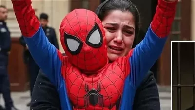 وصول الطفل ياسين مرتديا بدلة سوبرمان إلى محكمة الاستئناف بدمنهور