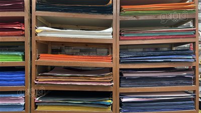 أسعار ورق الكانسون وألوان الرسم في سوق العتبة.. تبدأ من 5 جنيهات.. وصناعة الشنط وتزيين الهدايا أبرز الاستخدامات